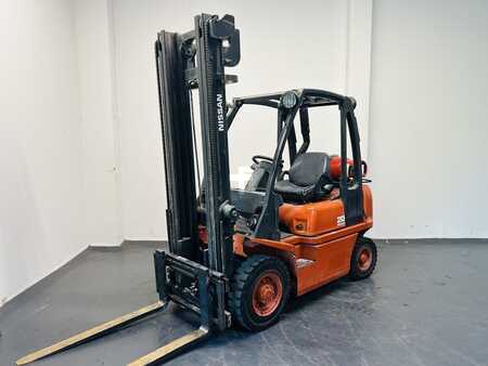Treibgasstapler 2001  Nissan UD02A20PQ (1)