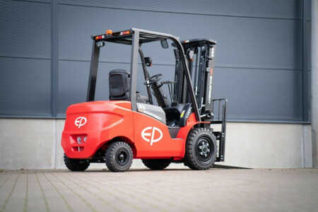 4-wiel elektrische heftrucks 2023  EP Equipment EFL353B (1)