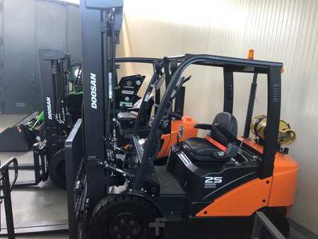 Chariots élévateurs GPL 2020 Doosan G25P-7 (1)