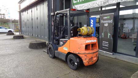 Chariots élévateurs GPL 2008 Doosan G35C-5 (2)