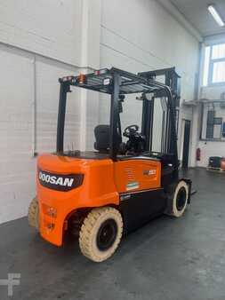 Chariots électriques à 4 roues 2021 Doosan B50 X7 (3)