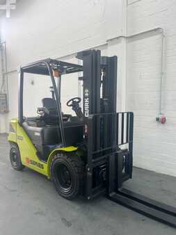 Chariots élévateurs diesel 2024 Clark S30D (2)