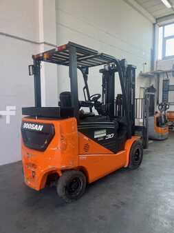 Chariots électriques à 4 roues 2021  Doosan B 30 (3)
