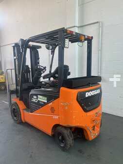 Chariots électriques à 4 roues 2021  Doosan B 30 (6)