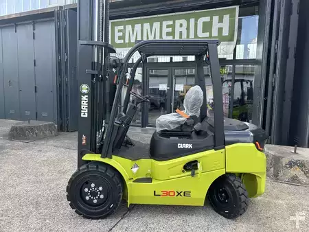 Konténerszállítók 2026  Clark L30XE (13)