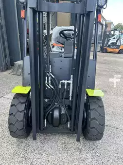 Konténerszállítók 2026  Clark L30XE (14)