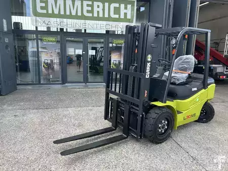 Konténerszállítók 2026  Clark L30XE (15)