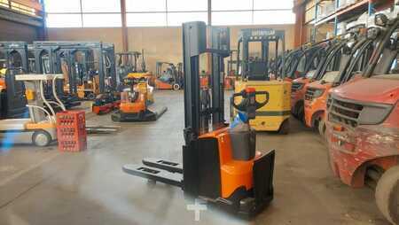 Stacker pedestre 2016  BT SWE 140 L (3)