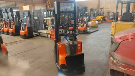 Stacker pedestre 2016  BT SWE 140 L (4)