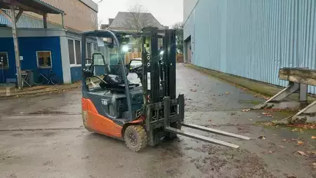 Chariots électriques à 3 roues 2017  Toyota 8FBE16T // Triplex // containerfähig // SS (1)