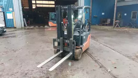 Chariots électriques à 3 roues 2017  Toyota 8FBE16T // Triplex // containerfähig // SS (2)