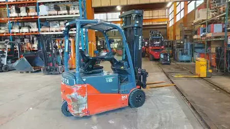 Chariots électriques à 3 roues 2019  Toyota 8FBE16T // Triplex // SS (3)