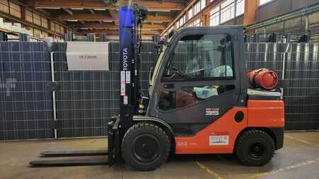 Treibgasstapler 2023  Toyota 02-8FGJF35 // Triplex // 1 Std. // Seitenschieber // 3. & 4. Ventil // Waage (1)