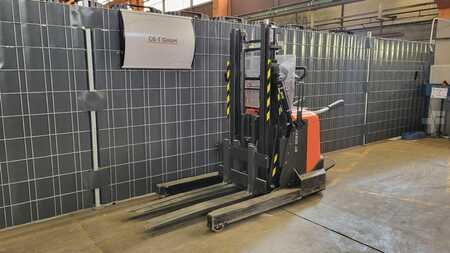 Apilador eléctrico 2016  Toyota SPE 120 XRD //204 Std. // freitragend (2)