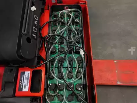 Wózki niskiego podnoszenia 2018  Linde T 16 Batterie wechsel Hubwagen (1)