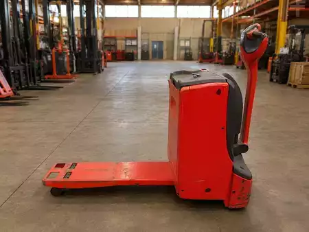 Wózki niskiego podnoszenia 2018  Linde T 16 Batterie wechsel Hubwagen (3)