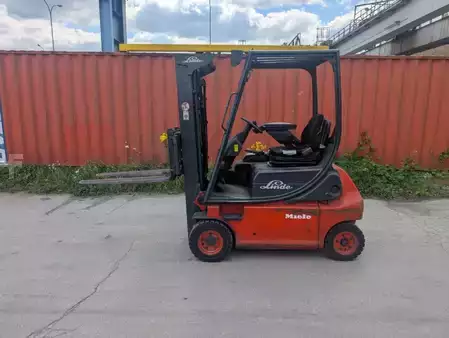 Sähkö - 4 pyör 2002  Linde E 16 P-02// Duplex // 3. Ventil // Seitenschieber (1)