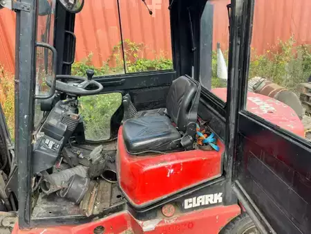 Diesel heftrucks 1996  Clark CDP 30H / Nicht fahrbereit/ Bastlerfahrzeug (2)