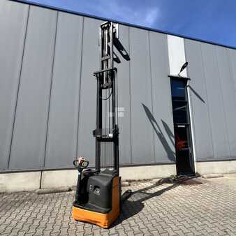 Stacker pedestre 2011  Still EGV20LB (2)