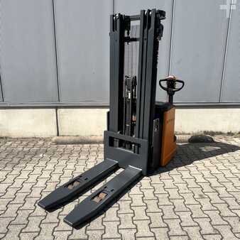 Stacker pedestre 2011  Still EGV20LB (3)