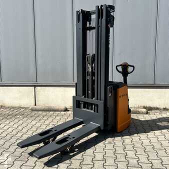 Stacker pedestre 2011  Still EGV20LB (4)