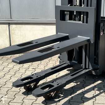 Stacker pedestre 2011  Still EGV20LB (5)