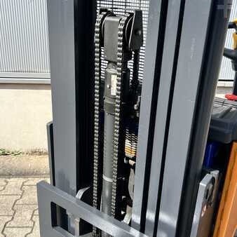 Stacker pedestre 2011  Still EGV20LB (7)