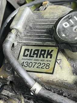 Chariot élévateur gaz 1992  Clark GPM30 (12)