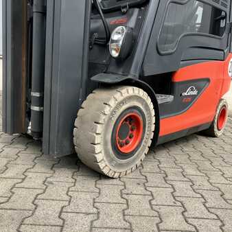 Chariot 4 roues électrique 2019  Linde E25 (387) (12)