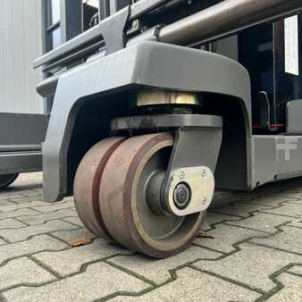 Four-way reachtrucks 2021  Linde R20F (13)