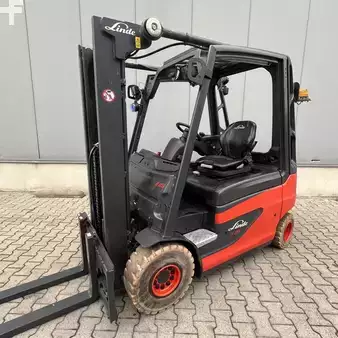 4-wiel elektrische heftrucks 2013  Linde E25 (387) (1)