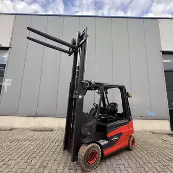4-wiel elektrische heftrucks 2013  Linde E25 (387) (20)