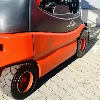 Carrelli elettrici 4 ruote 2007  Linde E25S (336-03) (17)