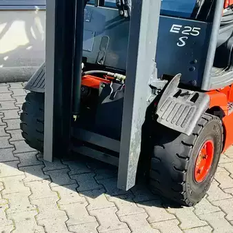 Carrelli elettrici 4 ruote 2007  Linde E25S (336-03) (18)