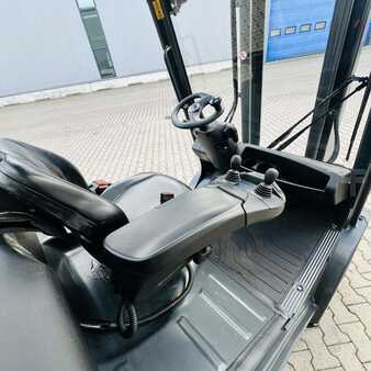 Gázüzemű targoncák 2017  Linde H35T (393-02) EVO (9)