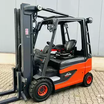 Elektryczne 4-kołowe 2019  Linde E25 (387) (1)
