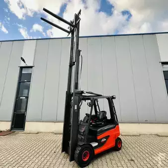 Elektryczne 4-kołowe 2019  Linde E25 (387) (20)