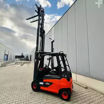Elektryczne 4-kołowe 2019  Linde E25 (387) (21)
