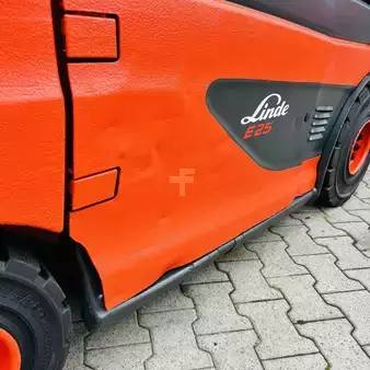 Elektryczne 4-kołowe 2019  Linde E25 (387) (22)