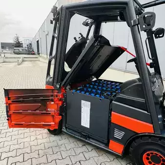 Elektryczne 4-kołowe 2019  Linde E25 (387) (23)