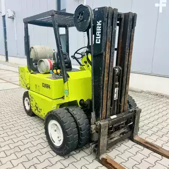 LPG Forklifts 1990  Clark GPM30N (2)