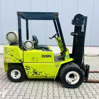 LPG Forklifts 1990  Clark GPM30N (4)
