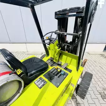 LPG Forklifts 1990  Clark GPM30N (6)