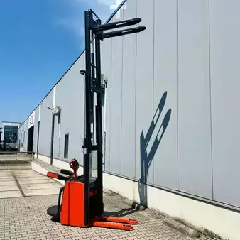 Stacker de condutor em pé 2022  Linde L14AP (1173) (6)