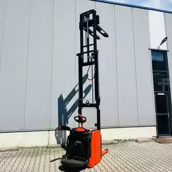 Stackers Stand-on 2022  Linde L14AP (1173) (14)