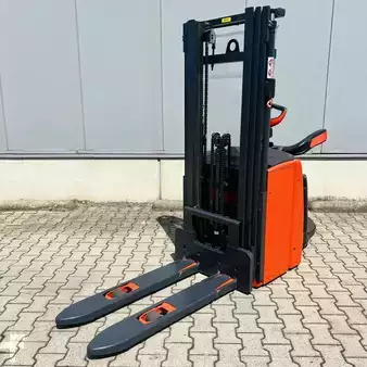 Stackers Stand-on 2022  Linde L14AP (1173) (3)