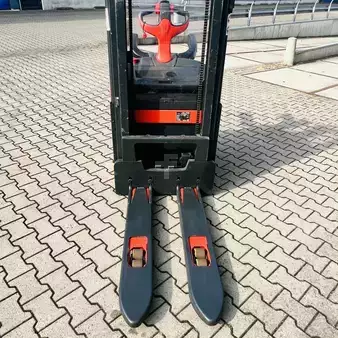 Stacker de condutor em pé 2022  Linde L14AP (1173) (16)