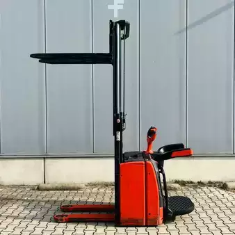 Stacker de condutor em pé 2022  Linde L14AP (1173) (22)