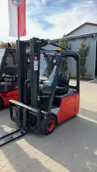 Carrelli elettrici 3 ruote 2011  Linde E14-01 (1)
