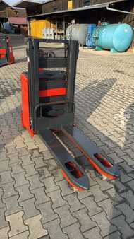 Ruční vysokozdvižný vozík 2014 Linde D08 (1)